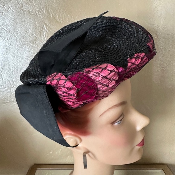 RAVISHING 1930s\' BLACK STRAW HAT WITH VELOUR PETALS COVERED BY VEILING main image 8